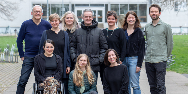 Gruppenbild des Projektteams. Es sind 3 Männer und 7 Frauen abgebildet. 1 Frau sitzt im Rollstuhl.