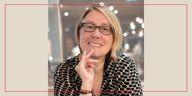 Ivonne Bellen, neue Projetleiterin, trägt eine Brille, hat mittellanges blondes Haar und sieht lächelnd nach vorne.