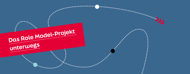 Eine Grafik auf dunkelblauem Fond, in der eine gepunktete Linie Schleifen macht. Davor steht schräg "Das Role Model-Projekt unterwegs", weiß auf rotem Grund