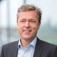 Ein Porträtfoto von Kai Weber, Geschäftsführer des Bildungswerks der Hessischen Wirtschaft e. V., lächelnd, im weißen Hemd und dunklem Jackett.