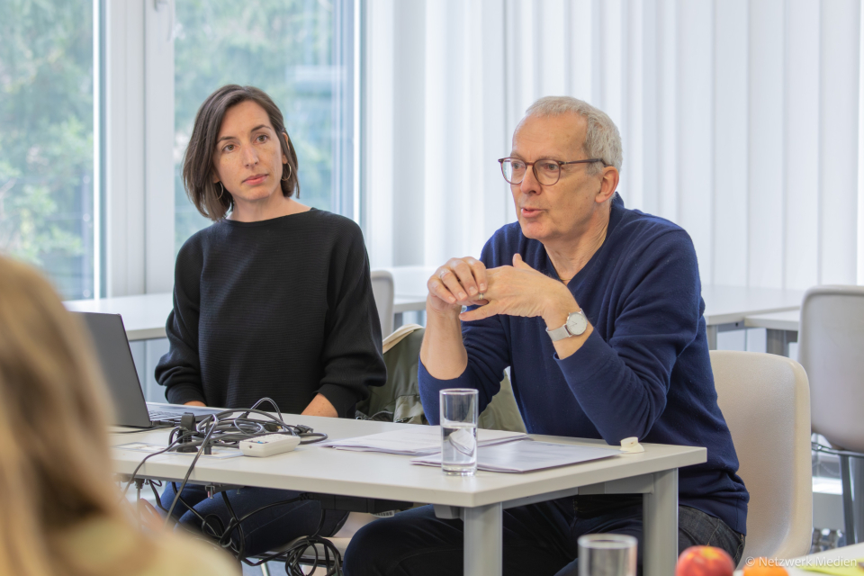 Fr. Bauer und Hr. Otto-Albrecht sitzen an einem Tisch. Sie eröffnen das 5. Projekt-Treffen in Köln.